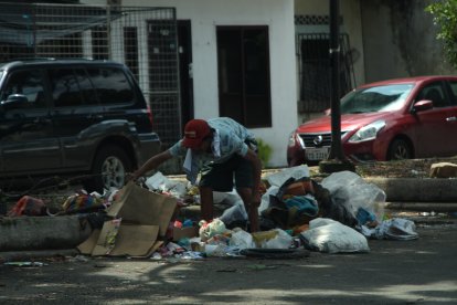 Recicladores y ‘hacheritos’ revuelven las fundas de desperdicios y los dejan esparcidos en la calle.