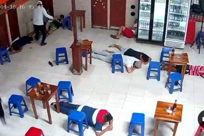 El atraco quedó registrado en las cámaras de seguridad del centro de tolerancia.