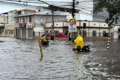Las motocicletas quedaron dañadas en medio de la inundación