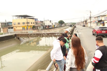 La familia del joven lo busca bordeando el canal, mientras claman ayuda de las autoridades.