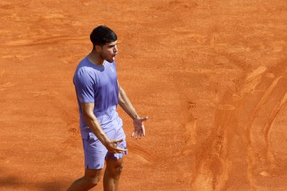 Alcaraz celebra eufórico tras vencer en cuartos de final y pasar a semifinales.