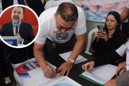 Voluntarios de la iniciativa fueron los primeros en firmar a favor de la revocatoria.