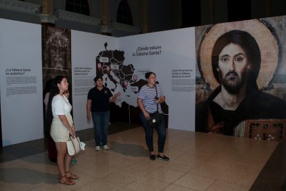 Al finalizar la exposición, con ayuda de la inteligencia artificial, se aprecia una recreación de los rasgos de Jesús.