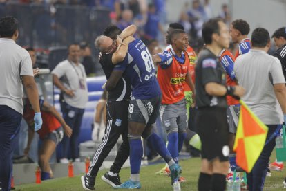 El festejo de Emelec, Joao Quiñónes y el entrenador Jorge Célico.