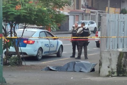 Policías acudieron al sitio para retirar el cadáver.