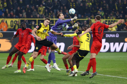 Duelo entre jugadores de Bayern Múnich y Borussia Dortmund en la primera vuelta de la Bundesliga