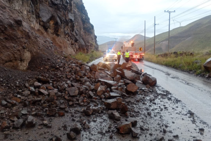 Personal del Ministerio de Transporte y Obras Públicas trabaja en la limpieza de la vía Cuenca-Girón-Pasaje.
