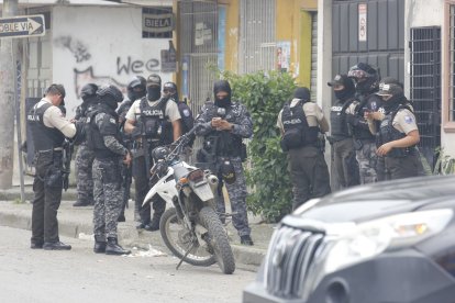 Policías acordonaron el área para realizar una detonación controlada.
