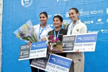 La marchista ecuatoriana Paula Torres (c) en lo más alto del podio en Portugal.