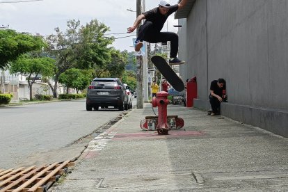 Mientras realizan trucos, graban a detalle cada instante para luego compartirlo en redes sociales.