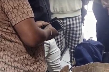 Una de las víctimas grabó, en ‘corto’, cómo vendían el teléfono que le ‘patearon’.