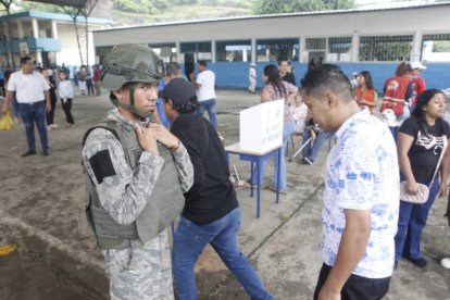 Los electores en Guayaquil salen a votar en medio de las lluvias de la mañana de este domingo 13 de abril.