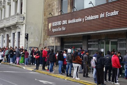 Varias personas esperan por su cédula en la agencia de Registro Civil de San Blas.