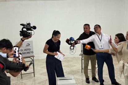 Luisa González votó en la parroquia Canuto, del cantón Chone.