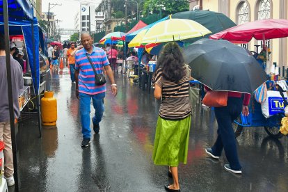 Unos electores salieron preparados, llevando paraguas, pero otros no tenían.