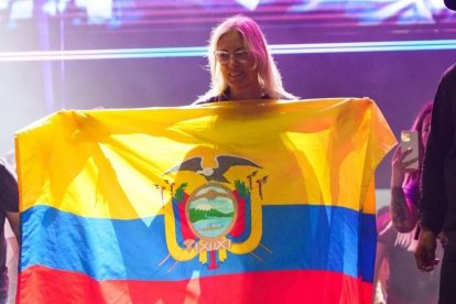 Anabella Azín, la asambleísta electa y mamá del presidente/candidato, Daniel Noboa, votó en Guayaquil.