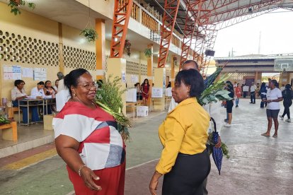 Habitantes de Quinindé salieron a votar desde temprano.