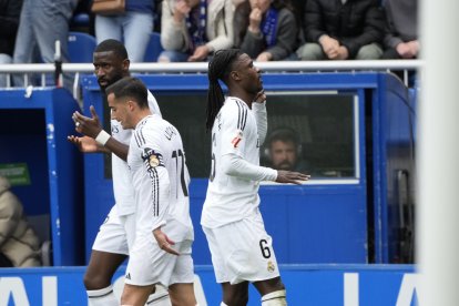 Eduardo Camavinga (d) en la celebración de gol en el partido entre Real Madrid y Alavés