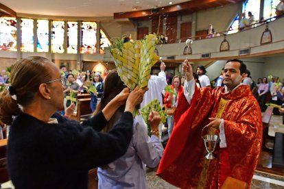 La misa inició a las 10:00 en la parroquia ubicada en Urdesa, norte de Guayaquil.