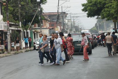 Ciudadanos aseguran que asisten a votar para evitar la multa.