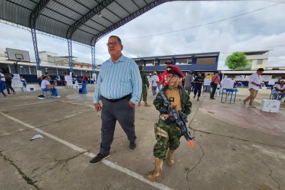 Mientras caminaba, Saylor atraía las miradas de quienes estaban en el recinto electoral.