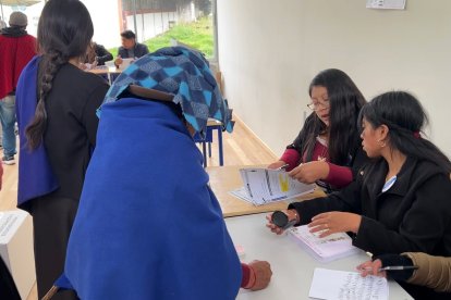 Comunidades indígenas afectadas por deslaves y desbordamientos realizaron transbordos y caminaron por horas para votar.