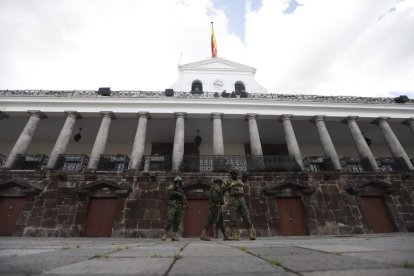 Ambiente en los alrededores de Carorondelet en el Centro Histórico, presencia de militares y policías.