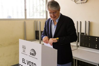 Guillermo Lasso mientras ejercía su voto el 13 de abril de 2025.