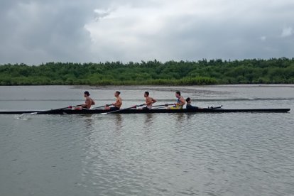 Los integrantes de la única yola del Club Ab. Manuel Calle realizan los últimos trabajos en agua, luego de tres meses de planificación estricta para la prueba.