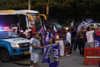 Militantes se concentran en los exteriores del CNE.