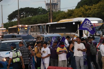 Este es el ambiente en Olón, donde Daniel Noboa espera los resultados de la votación.