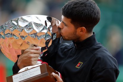 Carlos Alcaraz besa el trofeo del Masters de Montecarlos conseguido el domingo 13 de abril, tras vencer al italiano Lorenzo Musetti y que le sirvió para ascender al 2 mundial.