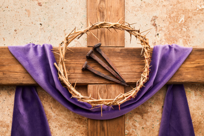 En el corazón de la Semana Santa, las sombras de los cucuruchos y las sahumadoras se alargan, reflejando la seriedad y la espiritualidad del acto.