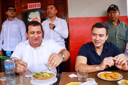 El prefecto de Manabí y el presidente Daniel Noboa.