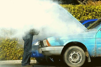 No intente quitar la tapa del radiador cuando el motor está sobrecalentado. El vapor a alta presión puede provocar quemaduras graves.