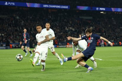 Kvaratskhelia (d) anotó el segundo gol del PSG en la victoria 3-1 sobre el Aston Villa el pasado 9 de abril.