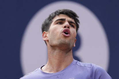 El tenista español Carlos Alcaraz durante su partido de primera ronda contra el tenista estadounidense Ethan Quinn en el Barcelona Open Banc Sabadell.