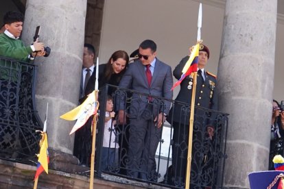 Daniel Noboa agradeció el apoyo electoral desde el balcón presidencial, acompañado de su esposa e hijos.