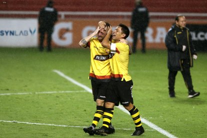 Damián Díaz y Matías Oyola se ganaron al hincha de Barcelona SC.