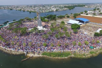 La procesión de Cristo del Consuelo es multitudinaria.