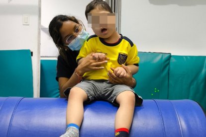 El pequeño Joaquín requiere de terapia física para mejorar su movilidad.