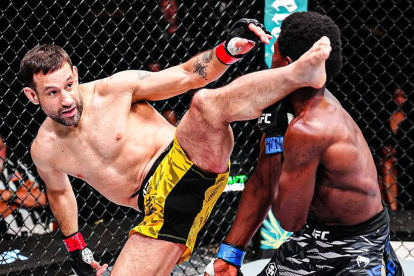 Carlos Vera le arrebató el invicto al congolés Josias Musasa y logró su primera victoria en UFC.