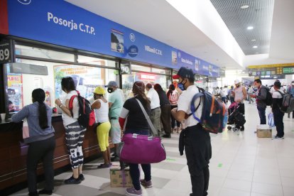 En la terminal terrestre Jaime Roldós Aguilera está previsto recibir a más de 200.000 usuarios.