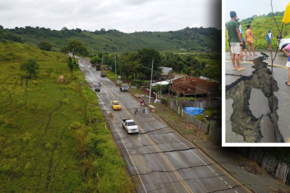 La carretera se ha fragmentado, a causa del deslizamiento de tierra.