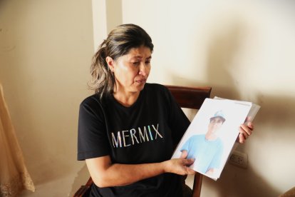 Doña Adilia muestra una fotografía reciente de su hijo desparecido.