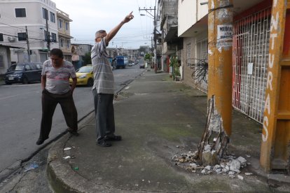 Los vecinos del sector se preocupan de que pueda ocurrir una tragedia por los postes dañados.