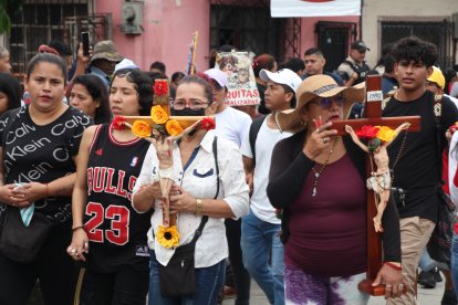 Feligreses empezaron a caminar en la procesión del Cristo del Consuelo.