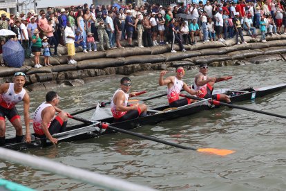 Los integrantes de Manuel Calle entrando como tricampeones al malecón de Posorja en la prueba a remo más larga del mundo.