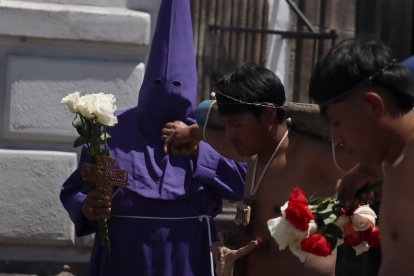 Feligreses realizan actos de penitencia en la procesión de Jesús del Gran Poder.