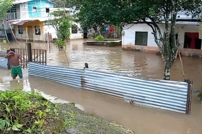 El desbordamiento de un río en Esmeraldas provocó la evacuación de varias personas.